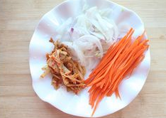 韩食辣炒年糕 ,<a style='color:red;display:inline-block;' href='/shicai/ 29'>洋葱</a>，<a style='color:red;display:inline-block;' href='/shicai/ 25'>胡萝卜</a>，<a style='color:red;display:inline-block;' href='/shicai/ 2863'>辣白菜</a>切丝备用