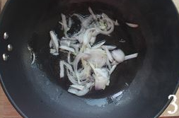 韩食辣炒年糕 ,锅里放油,放入洋葱炒香