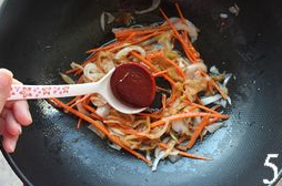 韩食辣炒年糕 ,放入两大勺辣椒酱