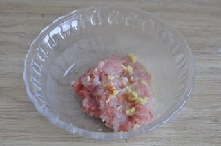 花朵虾肉饼,<a style='color:red;display:inline-block;' href='/shicai/ 1643'>虾肉</a>用刀背捶成蓉。记得是刀背。这样<a style='color:red;display:inline-block;' href='/shicai/ 1643'>虾肉</a>口感比较好