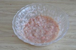 花朵虾肉饼,虾肉加入<a style='color:red;display:inline-block;' href='/shicai/ 17'>蛋清</a>,盐,胡椒粉,一起搅拌膨胀