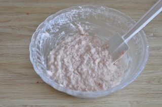 花朵虾肉饼,加入红薯淀粉两汤匙,用打蛋器搅拌两分钟