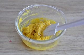 花朵虾肉饼,取一小部分和冻干南瓜粉混合