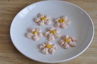 花朵虾肉饼,自己创意出形状。容器下抹一层油,挤在上面。上锅蒸八分钟