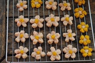 花朵虾肉饼,蒸锅两层蒸出这么多。趁热取出放在烤网上晾凉
