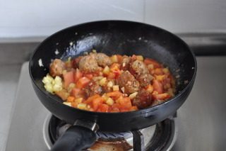 意式肉丸饭,加入番茄酱,肉丸翻炒均匀