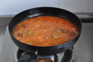 意式肉丸饭,兑高汤(最好是牛肉汤,没有可以用鸡精,浓汤宝等替代)淹没食材,大火烧开,根据口味调入盐,白糖,至酸甜适口,盐此时一定不能大了,小火煨到汤汁浓郁