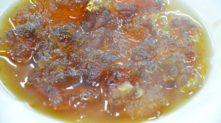 桃油木瓜羹,另起锅,把桃胶倒入锅中,少加一点水烧开倒入<a style='color:red;display:inline-block;' href='/shicai/ 865'>蜂蜜</a>,小火烧至汤汁粘稠