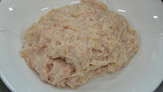 双色小肉丸,绞肉加入葱姜、盐、<a style='color:red;display:inline-block;' href='/shicai/ 813'>鸡粉</a>,和100克的水搅拌上劲