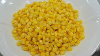双色小肉丸,鲜玉米棒剥下<a style='color:red;display:inline-block;' href='/shicai/ 4802'>玉米粒</a>在锅中煮熟捞出,沥干水分