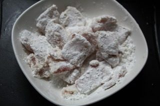糖醋咕噜鱼,鱼块加入盐、胡椒粉和蛋清拌匀腌制一会,再扑上干淀粉