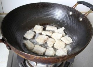糖醋咕噜鱼,锅中油热,放入龙利鱼炸至金黄色捞出