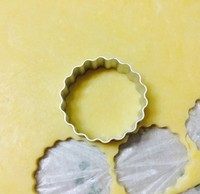 焦糖蛋黄酥饼,用模具在面团上切割造型。