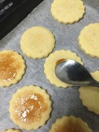 焦糖蛋黄酥饼,用勺子或刷子在饼干表面均匀地刷上焦糖酱。