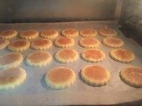 焦糖蛋黄酥饼,烤箱170度再烤15分钟左右,拿出晾凉密封保存。