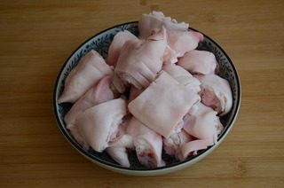 玫瑰腐乳猪蹄,<a style='color:red;display:inline-block;' href='/shicai/ 413'>猪蹄</a>让肉铺的师傅去除干净杂毛,剁成块,洗净