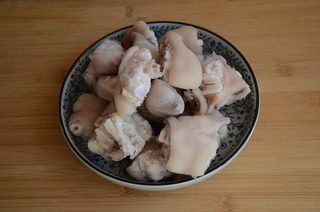玫瑰腐乳猪蹄,冷水锅烧开,放入猪蹄煮开,捞出冲洗干净,沥干水分