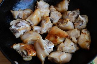 玫瑰腐乳猪蹄,热锅凉油,放入冰糖,小火熬到冰糖融化,倒入猪蹄翻炒,使糖色附着在猪蹄上