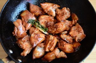 玫瑰腐乳猪蹄,翻炒上色,倒入足量开水,大火煮开后撇掉浮沫,转小火焖1.5到2个小时