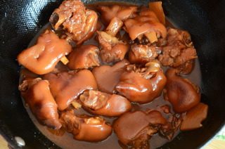 玫瑰腐乳猪蹄,中间记得用铲子翻炒下,看有没有粘锅,焖至猪蹄酥烂,大火收汁即可。收汁前可以尝下味道,加盐或糖调整下口味