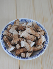 手撕香菇根,平时做香菇菜时,摘下的香菇根,集攒起来放保鲜袋入冰箱冷藏保存。