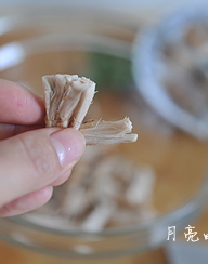 手撕香菇根,然后顺着纹路撕开成小条。