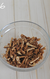 手撕香菇根,先撒盐，颠匀；然后加入<a style='color:red;display:inline-block;' href='/shicai/ 788'>生抽</a>拌匀；再撒<a style='color:red;display:inline-block;' href='/shicai/ 761'>辣椒粉</a>和<a style='color:red;display:inline-block;' href='/shicai/ 146542'>孜然粉</a>，颠匀。