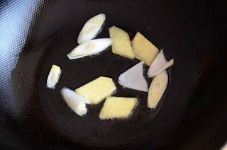酸菜鱼,炒锅内倒油,放入葱姜爆香
