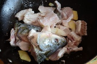 酸菜鱼,加入鱼头,鱼骨和鱼腩翻炒