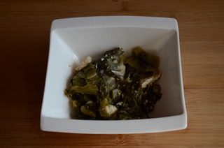 酸菜鱼,将酸菜和鱼骨全捞出来,铺在碗底