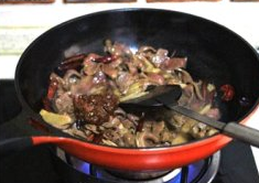 爆炒泡姜猪心,下豆瓣酱,再快速炒几下