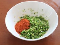 辣椒粑,青椒剁碎,加入<a style='color:red;display:inline-block;' href='/shicai/ 761'>辣椒粉</a>和盐;