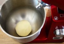 巧虎牛奶小馒头,将步骤A中全部食材放入厨师机。开1档，慢速搅打9分钟成均匀光滑面团，放入发酵箱发酵成两倍大。