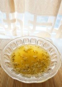 百香果汁,倒入热水,可以不用滚烫的,70度左右就OK