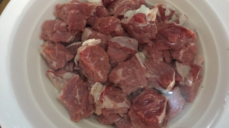 土豆炖牛肉,新鲜牛腩用冷水浸泡两到三个小时中间换两次水