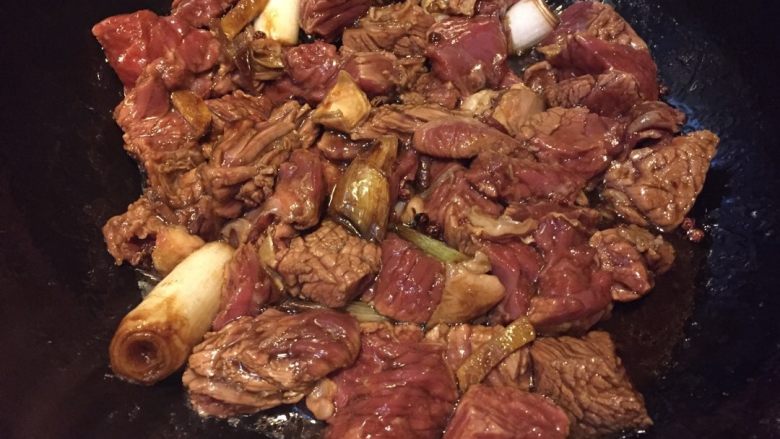 土豆炖牛肉,加入<a style='color:red;display:inline-block;' href='/shicai/ 216'>牛肉</a>翻炒上色