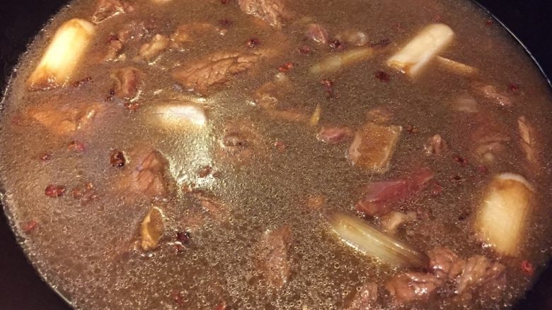 土豆炖牛肉,加入没过牛肉多一些得水和山楂三个,大火烧开
转小火炖煮一个小时四十分钟