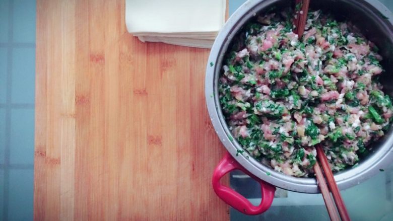 芹菜馄饨,取干燥的木板或同等容器，将裹好的馄饨放置其上，以免变形