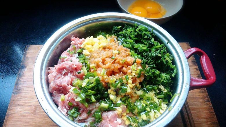 芹菜馄饨,切碎的芹菜将水尽可能挤净，以免馅料后期水分太多

比较特别的材料是<a style='color:red;display:inline-block;' href='/shicai/ 722'>榨菜</a>，咸香提味，切碎后与其他原料一起搅拌

将各种原料放在一起，<a style='color:red;display:inline-block;' href='/shicai/ 9'>鸡蛋</a>取蛋清，均匀搅拌

加入适量盐、鸡精等