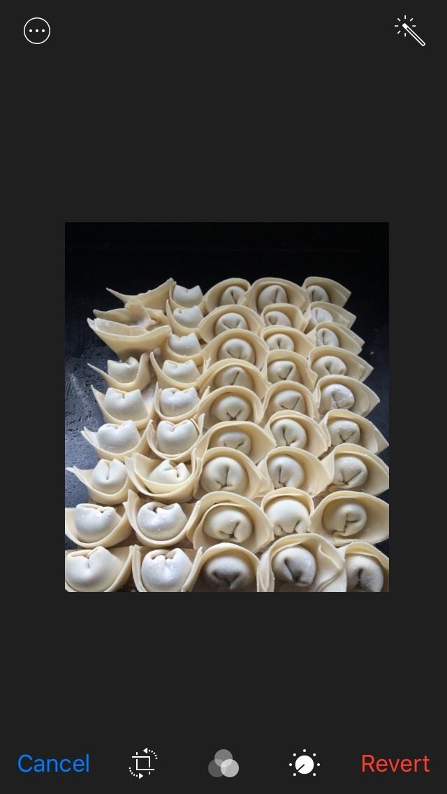 芹菜馄饨,荤素搭配、清爽可口的芹菜馄饨就此完工啦～

搭配清汤蘸醋或高汤、排骨汤都是美味

吃不完的还可以放冰箱速冻哦