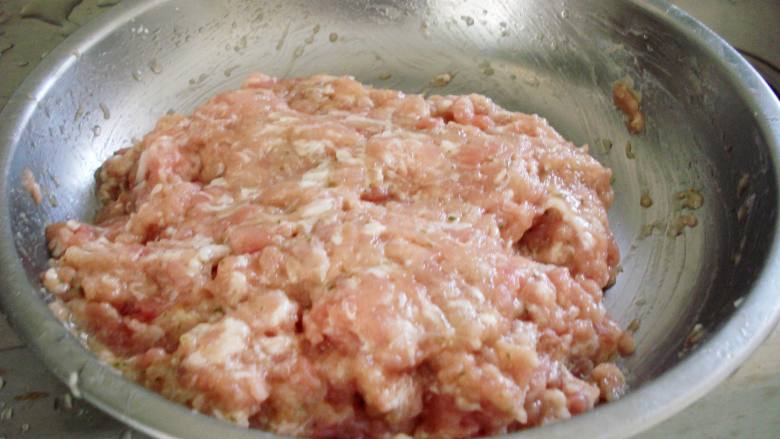 下饭肉饼,搅拌,并且捏出饼状,保证猪肉饼不容易碎即可。