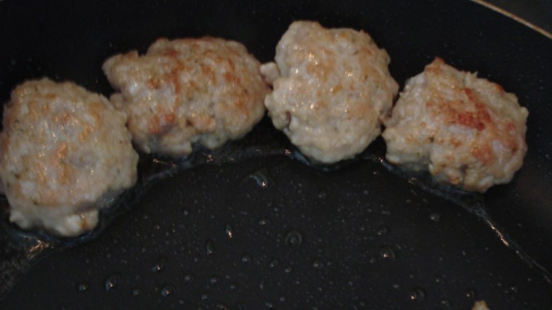 下饭肉饼,切记,煎的时候要小火,并且要非常耐心,注意帮肉饼翻翻身。煎至两面金黄色即可。