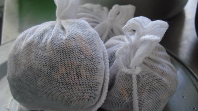 萝卜焖牛腩,台湾的菜市场卖很多半成品，回来自己加工一下就能成可口的菜。老公一直嚷着要吃<a style='color:red;display:inline-block;' href='/shicai/ 24'>萝卜</a>焖<a style='color:red;display:inline-block;' href='/shicai/ 218'>牛腩</a>。在菜市场买了三包卤包。里面有八角，香料等等不知名的香料，总之很能出味。