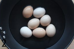 五香茶叶蛋,锅里放水,放入鸡蛋,水没过鸡蛋,大火烧开后转小火煮5分钟左右