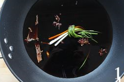溏心卤蛋,将制作卤水的材料放入锅里,加入适量的水,大火烧开后转中火烧10分钟,关火晾凉备用