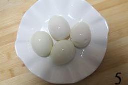 溏心卤蛋,小心剥壳