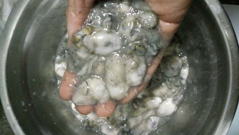 蚝烙,呈粘稠样后加水