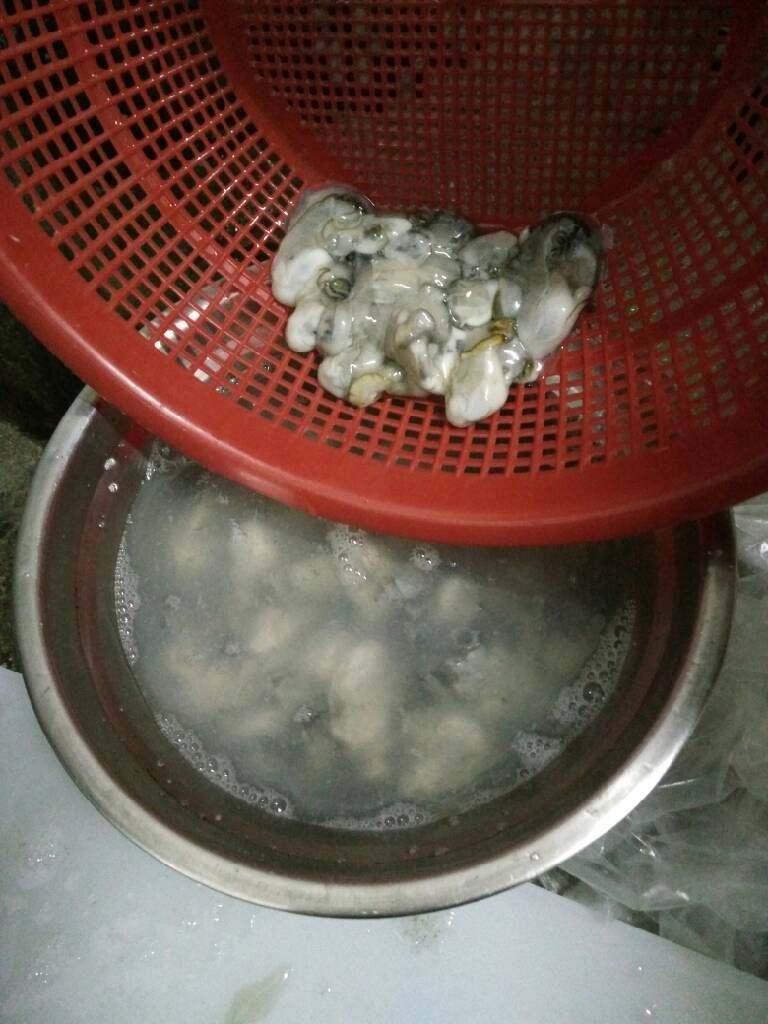 蚝烙,反复过筛几次直至蚝干净无细壳，无粘稠后控干水分