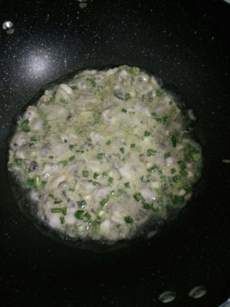 蚝烙,平底锅下油，油的量大概炒菜那样，一次性倒入锅填平