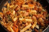春川辣炒鸡排,翻炒至年糕变软,收干汁水,撒些芝麻即可关火。